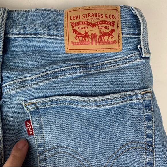 Levi's women's size 29 High waist Mom Jeans light wash denim - Picture 6 of 11